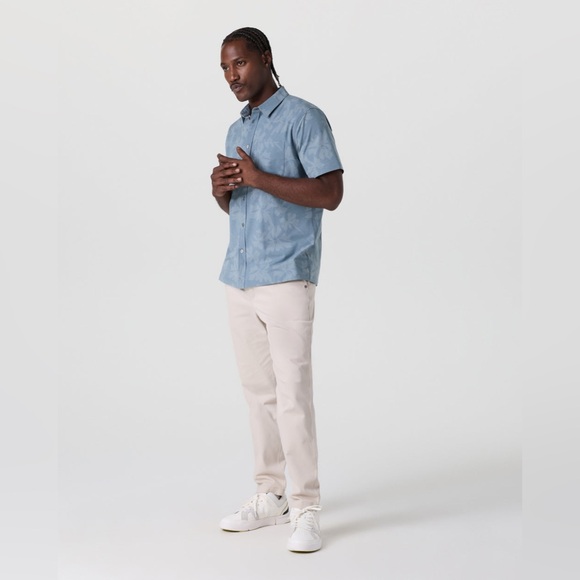 Nwt Vuori Short Sleeve Bridge Button Down Color: Dusty Blue Plumeria size M - Picture 3 of 8